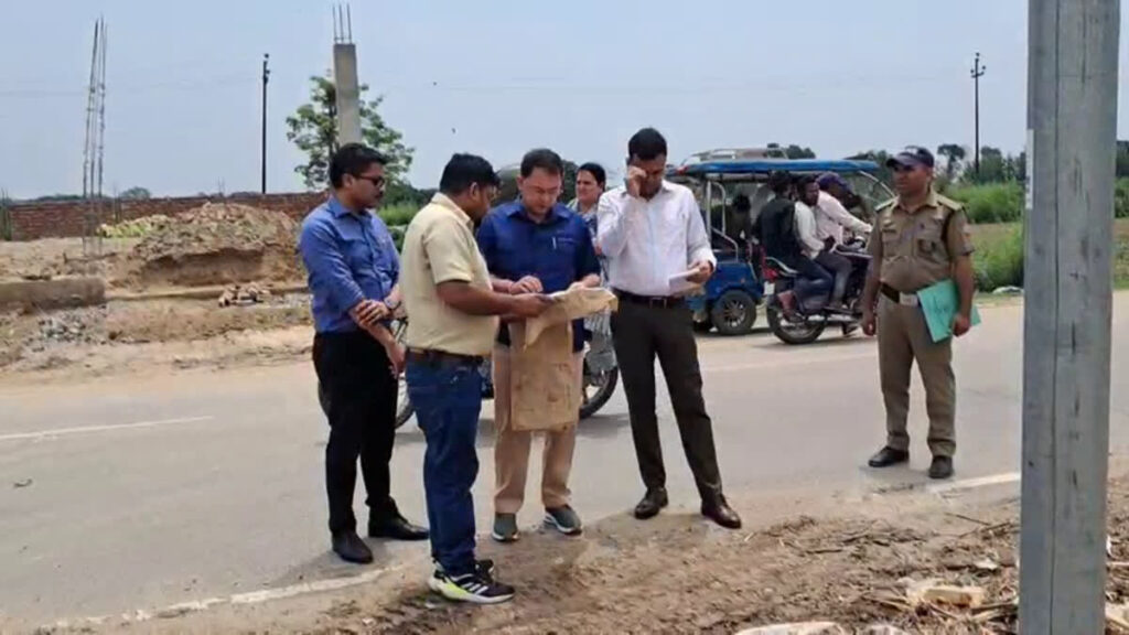 हरिद्वार भूमि घोटाले की जांच के दौरान जांच अधिकारी आईएएस रणवीर सिंह चौहान।