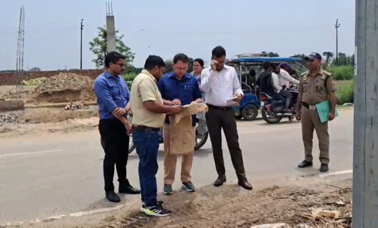 हरिद्वार भूमि घोटाले की जांच के दौरान जांच अधिकारी आईएएस रणवीर सिंह चौहान।