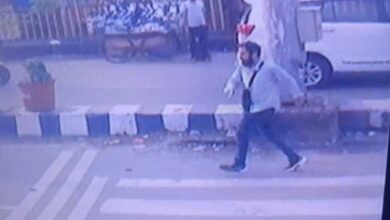 हरिद्वार में पुलिस पर फायर झोंकने के बाद फरार होता बदमाश।