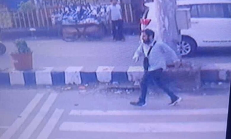 हरिद्वार में पुलिस पर फायर झोंकने के बाद फरार होता बदमाश।