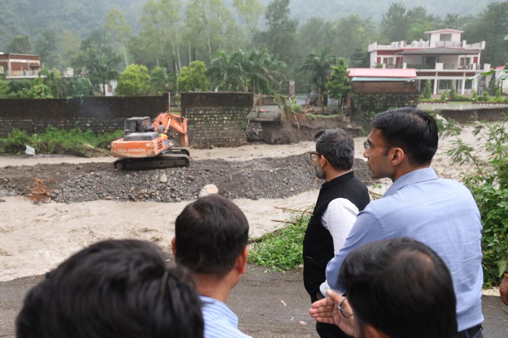 खैरी मान सिंह में रिसॉर्ट से हुए नुकसान का जायजा लेते जिलाधिकारी सविन बंसल।