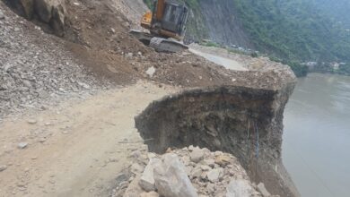 अलकनंदा नदी में धंसा राष्ट्रीय राजमार्ग, घंटों जाम में फंसे यात्री