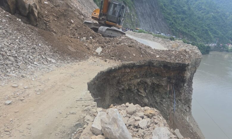 अलकनंदा नदी में धंसा राष्ट्रीय राजमार्ग, घंटों जाम में फंसे यात्री