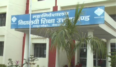 छात्र काम करते हुए