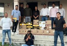 तस्करी की शराब के साथ गिरफ्तार आरोपी, साथ में आबकारी विभाग की टीम।