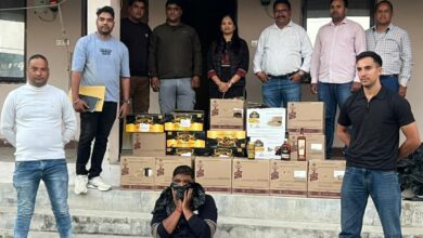 तस्करी की शराब के साथ गिरफ्तार आरोपी, साथ में आबकारी विभाग की टीम।