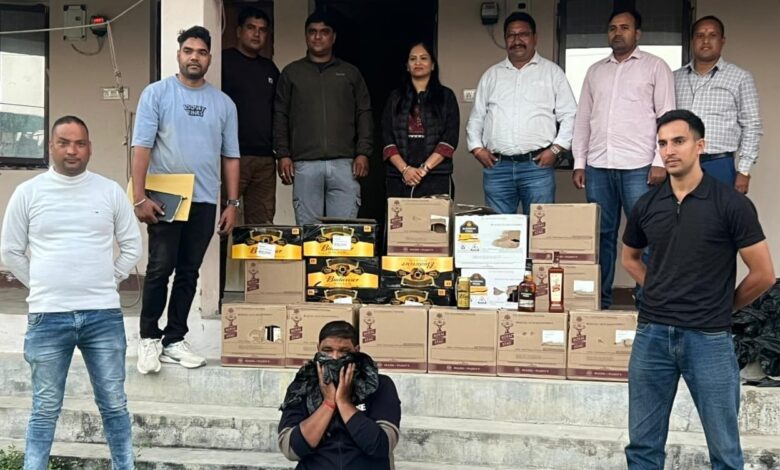 तस्करी की शराब के साथ गिरफ्तार आरोपी, साथ में आबकारी विभाग की टीम।