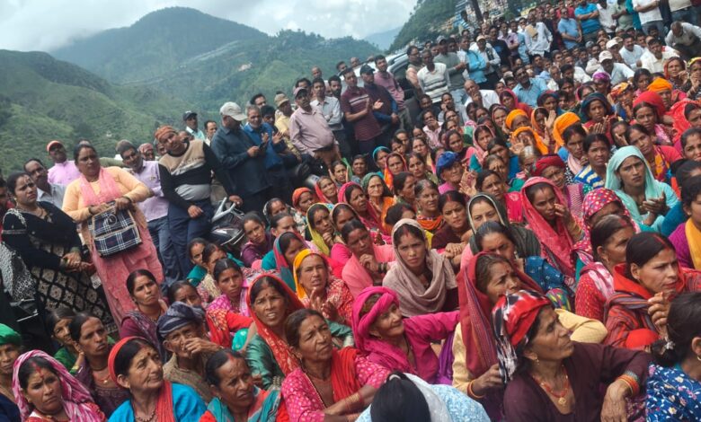Villagers protest in Uttarakhand demanding the arrest of Divakar Dimri in the Ketan murder case.
